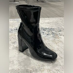 Gorgeous glossy black heeled boots Size 5, worn once